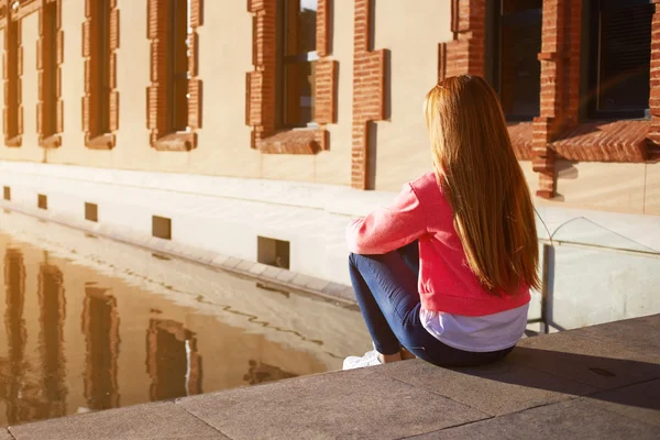 Hipster de moda disfrutando de la tarde soleada — Foto de Stock