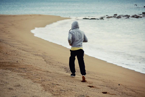 Молодой человек бежит ранним утром — стоковое фото