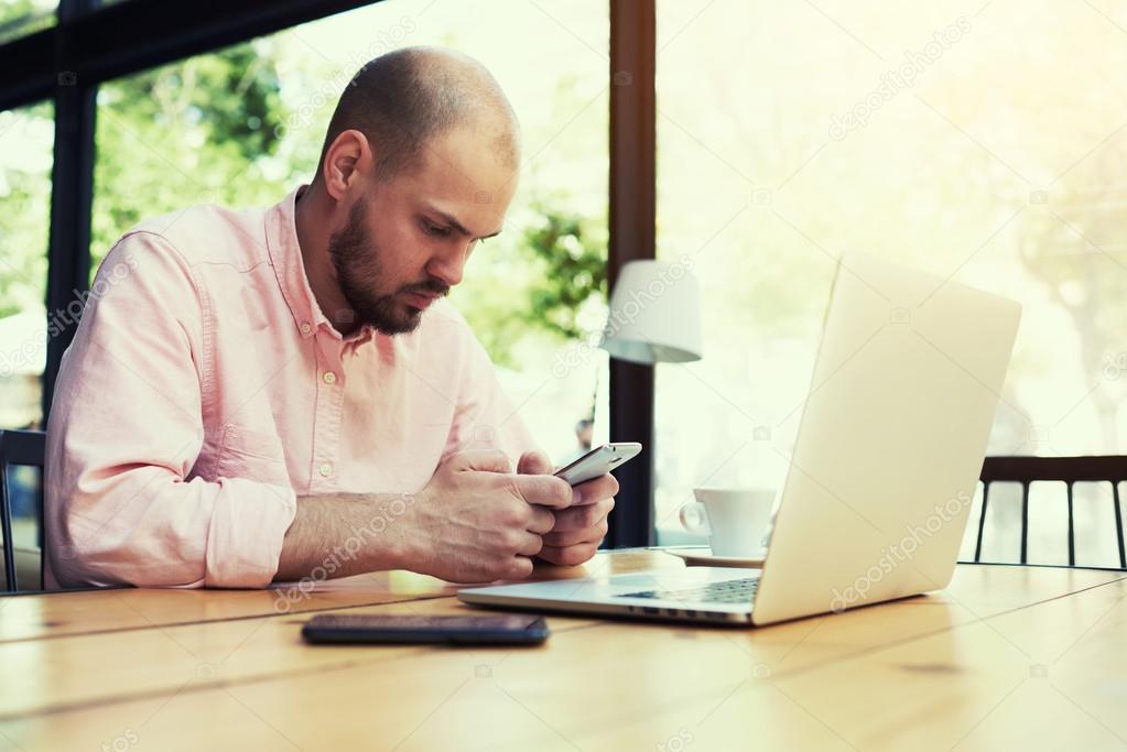 freelancer use smartphone while work