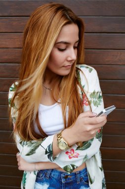 hipster genç kadın ile smartphone