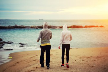 Sahilde yürüyüş rayları