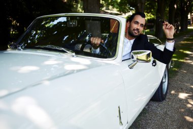 İşadamı lüks arabasında