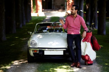 lüks cabriolet kaputa oturan adam