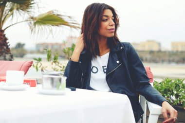 kameraya poz moda kadın