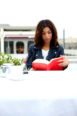 Restoran kitap ile büyüleyici kadın