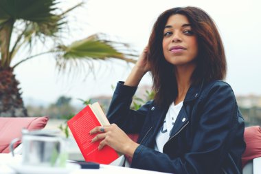 Restoran kitap ile büyüleyici kadın