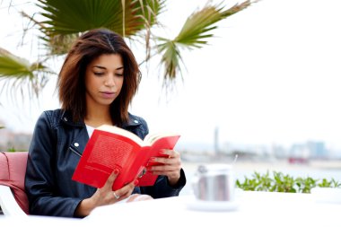 afro Amerikalı kadının ilginç bir kitap