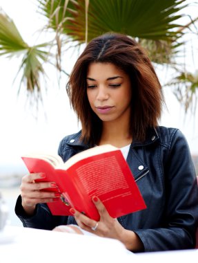 afro Amerikalı kadının ilginç bir kitap