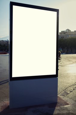Kopya alanı güneşli gün ile boş billboard