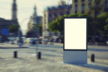 Kopya alanı güneşli gün ile boş billboard