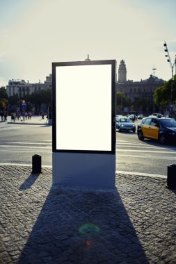 Kopya alanı güneşli gün ile boş billboard