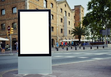 Kopya alanı güneşli gün ile boş billboard