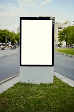 Kopya alanı güneşli gün ile boş billboard