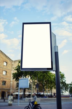 Kopya alanı güneşli gün ile boş billboard
