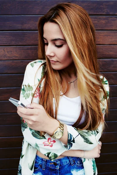 Hipster giovane donna con smartphone — Foto Stock