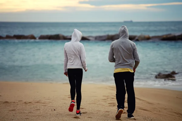 Corridori a piedi sulla spiaggia — Foto Stock