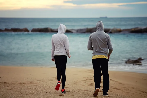 Corredores andando na praia — Fotografia de Stock