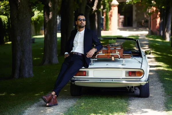 Empresário perto de seu carro de luxo — Fotografia de Stock