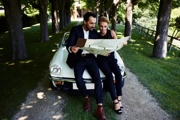 Beautiful couple with map near car — Stock Photo, Image