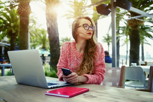 Freelancer femenina que trabaja al aire libre — Foto de Stock