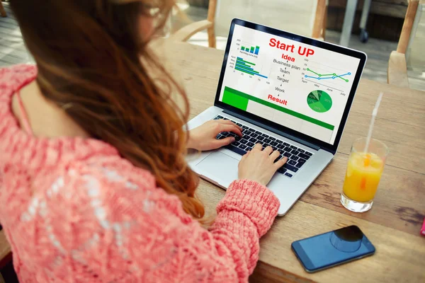 Female freelancer working outdoors — Stock Photo, Image