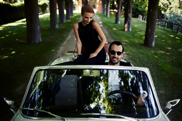 Счастливая пара наслаждается поездкой на машине
