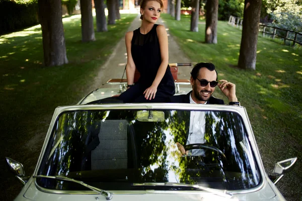 Pareja feliz disfrutando de un paseo en coche — Foto de Stock