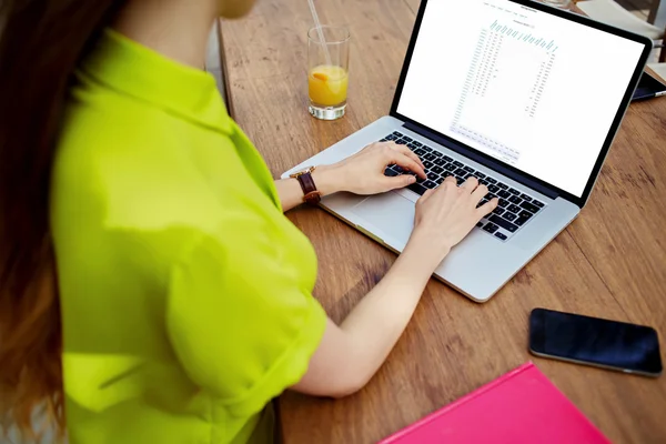 Mujer de negocios sentado portátil frontal — Foto de Stock