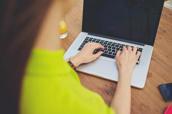 Freelancer feminino sentado frente laptop — Fotografia de Stock