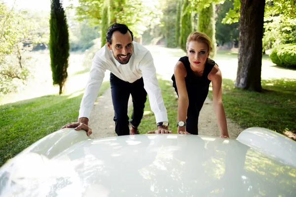 Young couple of travelers near car — Stock Photo, Image