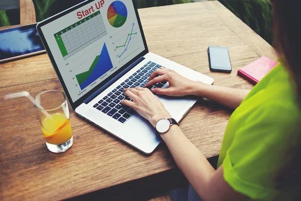 Manos de la mujer teclado en el ordenador portátil — Foto de Stock