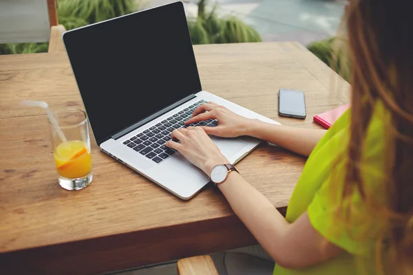 Freelancer feminino sentado frente laptop — Fotografia de Stock