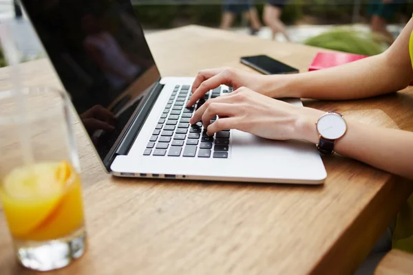 kadının el üstünde laptop klavye