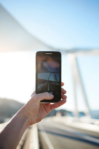 Tomar una foto de la hermosa puesta de sol con el teléfono inteligente — Foto de Stock
