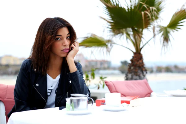 Fashionable woman posing to the camera — Stock Photo, Image