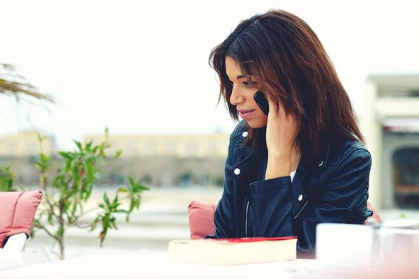 Mujer hablando por teléfono inteligente — Foto de Stock