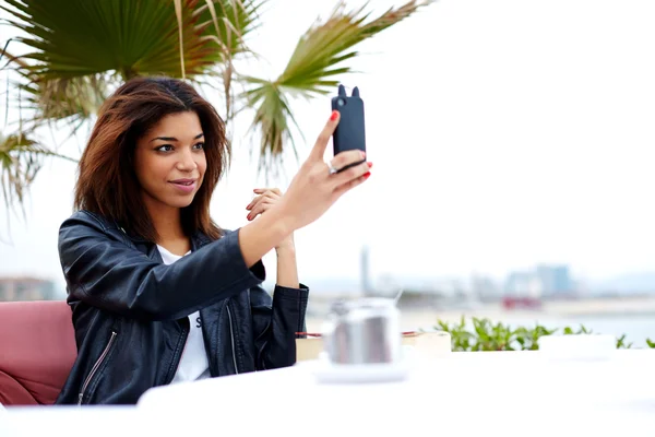 A mozgatható telefon hogy selfie turisztikai — Stock Fotó