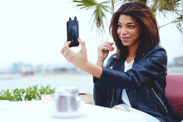 Tourist with mobile phone making selfie — Stock Photo, Image