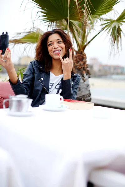 Turista com telefone celular fazendo selfie — Fotografia de Stock