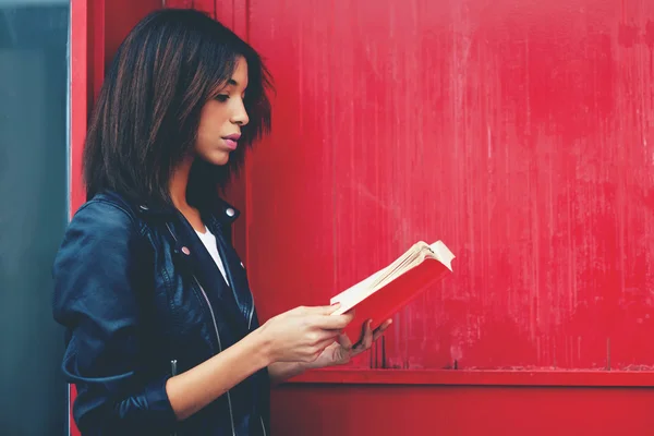 Estudante leitura livro interessante — Fotografia de Stock