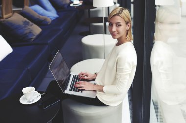 woman with open laptop in coffee shop