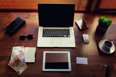 dizüstü bilgisayar ve dijital tablet ile çalışma alanı