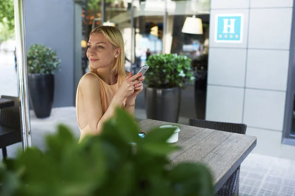 Hipster-jente chatter på smarttelefon – stockfoto