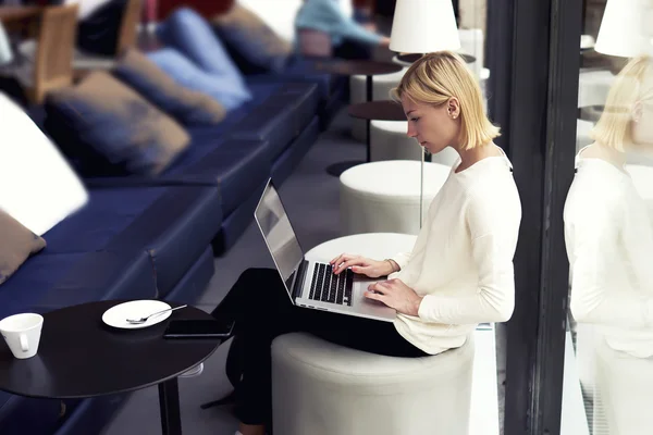 Freelancer femenina trabajando en computadora portátil —  Fotos de Stock