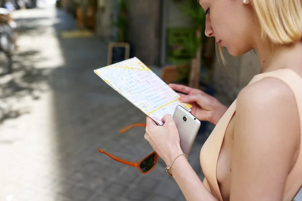 Turismo femenino holding mapa de la ciudad — Foto de Stock