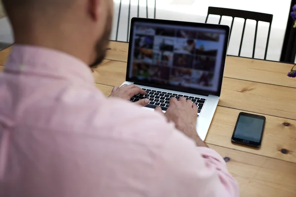 Male freelancer working on laptop compute — Stockfoto