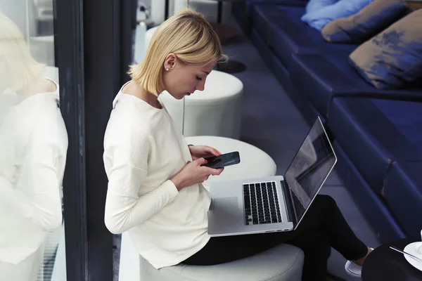 Freelancer feminino se conectando ao wireless — Fotografia de Stock