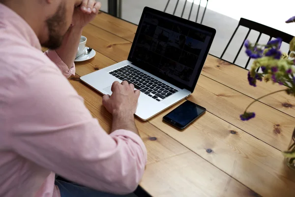 Trabalho freelancer masculino no computador portátil — Fotografia de Stock