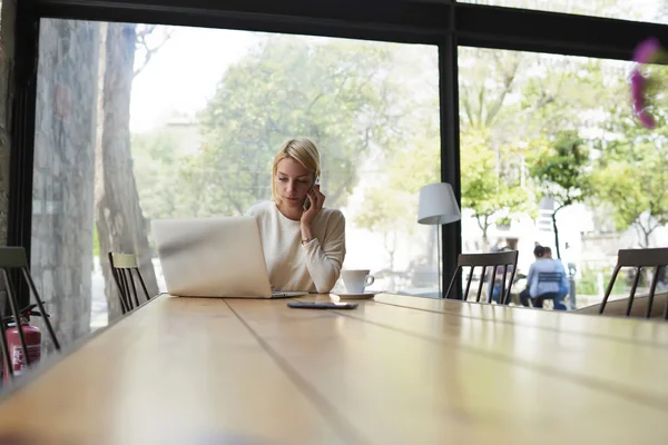 Estudante de trabalho freelancer em computador portátil — Fotografia de Stock