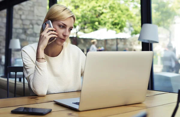 Mujer teniendo conversación de teléfono celular — Foto de Stock